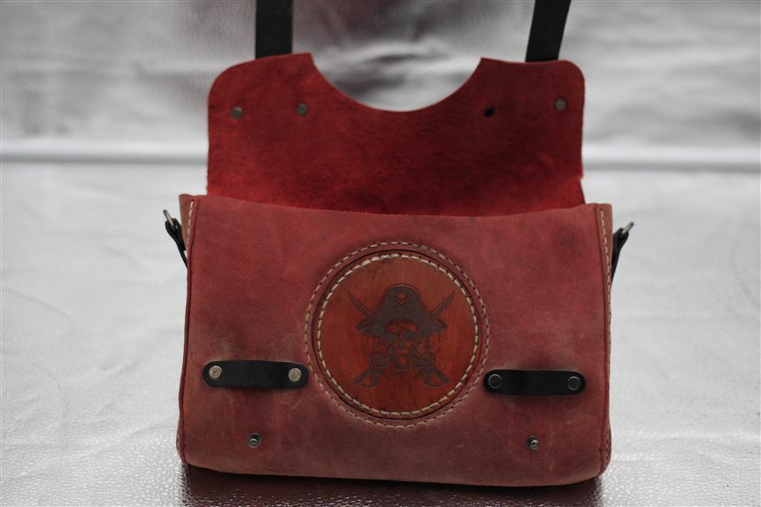 Brown leather shoulder bag with pirate skull